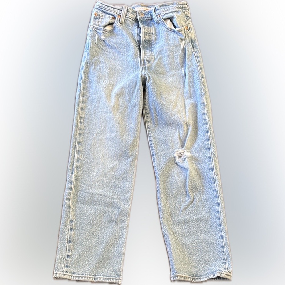 Levi’s | straight ribcage Light Blue Distressed Jeans waist 26
